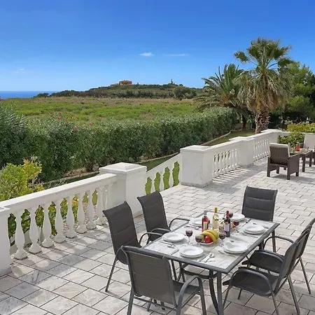 Sleeps 7 Pool Air Con Wifi Kaligata